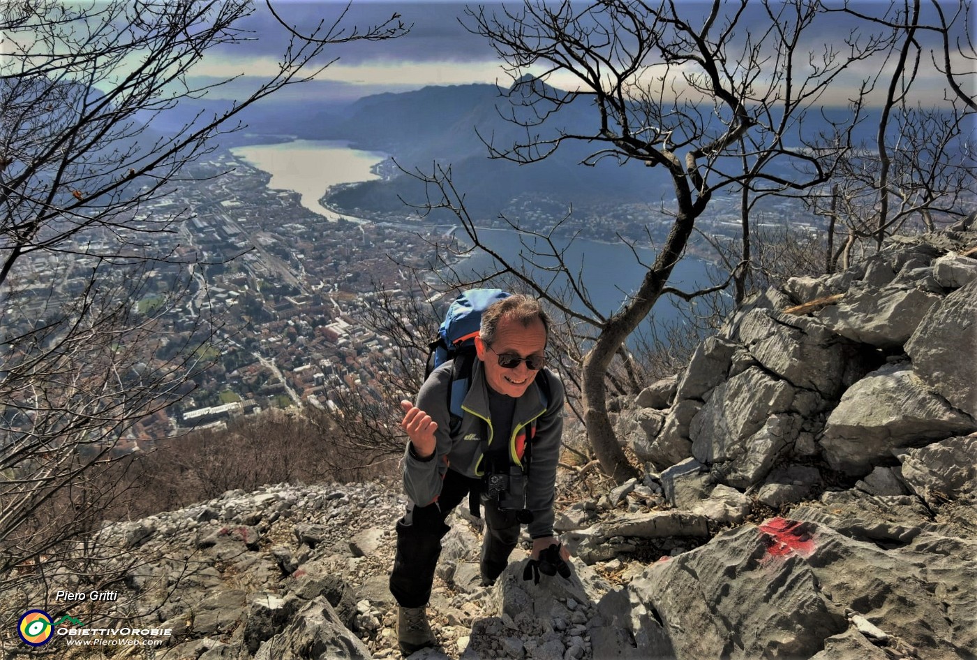 03 Sul sentiero impegnativo Silvia in salita al Monte San Martino spettacolare vista su Lecco, i suoi laghi, i suoi monti.jpg